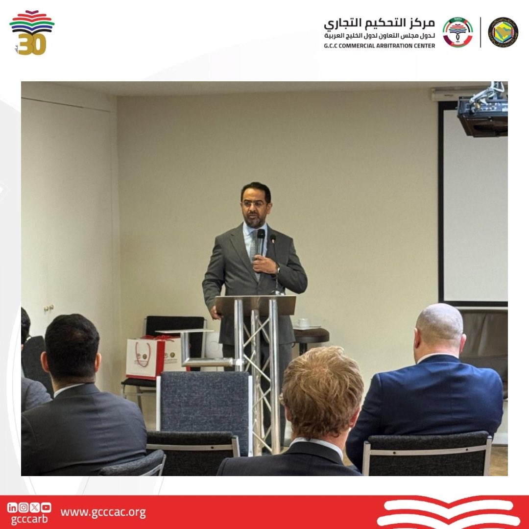 قدم الأمين العام لمركز التحكيم التجاري لدول مجلس التعاون الخليجي الدكتور كمال آل حمد شكره وتقديره إلى مدير عام الإدارة العامة لتطوير الاتفاقيات الدولية بوزارة الاستثمار السعودي الأستاذ عبدالله العمير، حيث استعرض عن قوانين الاستثمار السعودي في ضوء توجهات وزارة الاستثمار ورؤية
