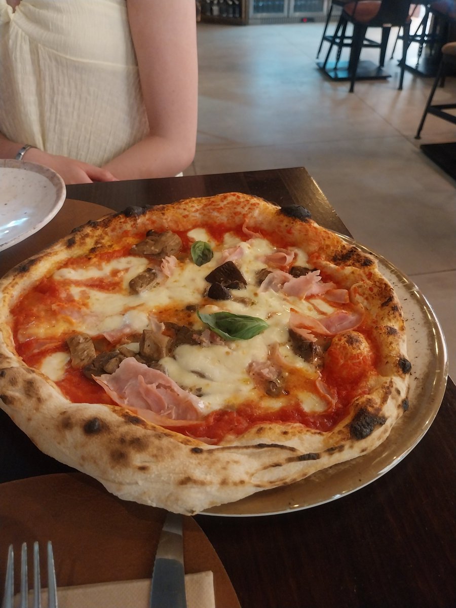 Daveyfinnegan's tweet photo. Best Pizza I've ever had.....
#DaCiro #Alicante https://t.co/ifzzJVctF9