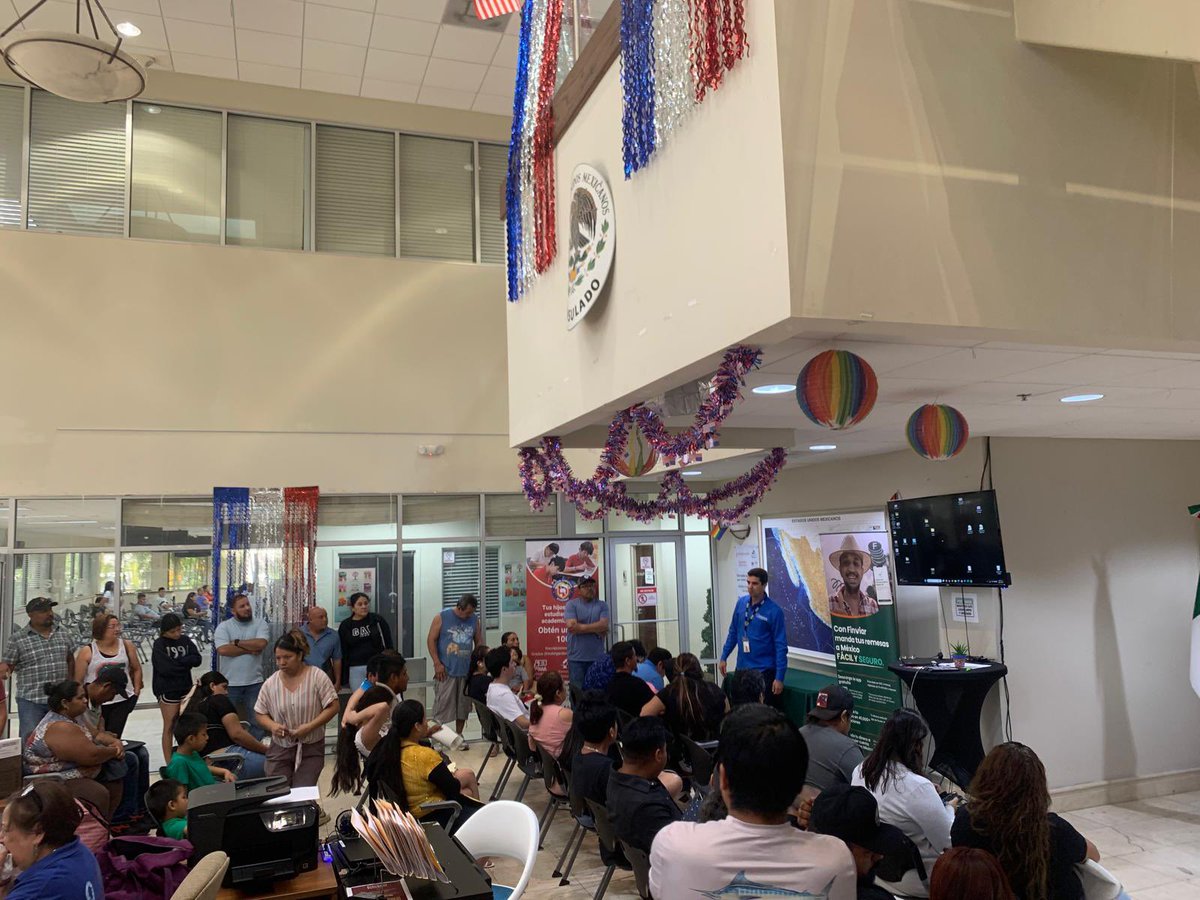 ConsulMexOrl's tweet image. Como todos los días, los abogados del programa PALE se encuentran asesorando a la comunidad mexicana en el Consulado.
Hoy nos acompaña el abogado Raúl Pinzón, de Caridades Católicas, brindando orientación legal a nuestros connacionales.
#ProtecciónConsular #PALE…