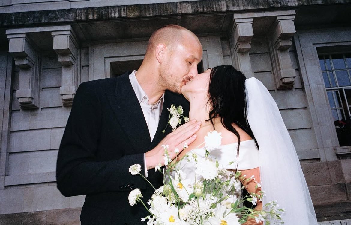 PERFEITA! Charli XCX compartilha fotos do casamento com George Daniel 💍💞