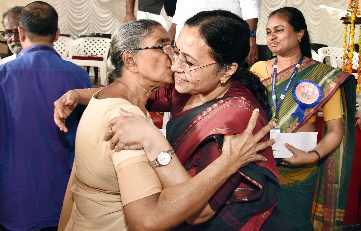 CPIMKerala's tweet image. പത്തനംതിട്ടയിൽ നടന്ന പട്ടയമേള റവന്യു മന്ത്രി സ. കെ രാജൻ ഓൺലൈനായി ഉദ്ഘാടനം ചെയ്തു. ആറന്മുള, കോന്നി, റാന്നി, തിരുവല്ല മണ്ഡലങ്ങളിലെ പട്ടയങ്ങൾ വിതരണം ചെയ്തു. റാന്നി മണ്ഡലത്തിലെ 17 കുടുംബങ്ങൾക്ക് വനാവകാശ രേഖകളും വിതരണം ചെയ്തു.
സ. വീണ ജോർജ്
ആരോഗ്യ വകുപ്പ് മന്ത്രി
