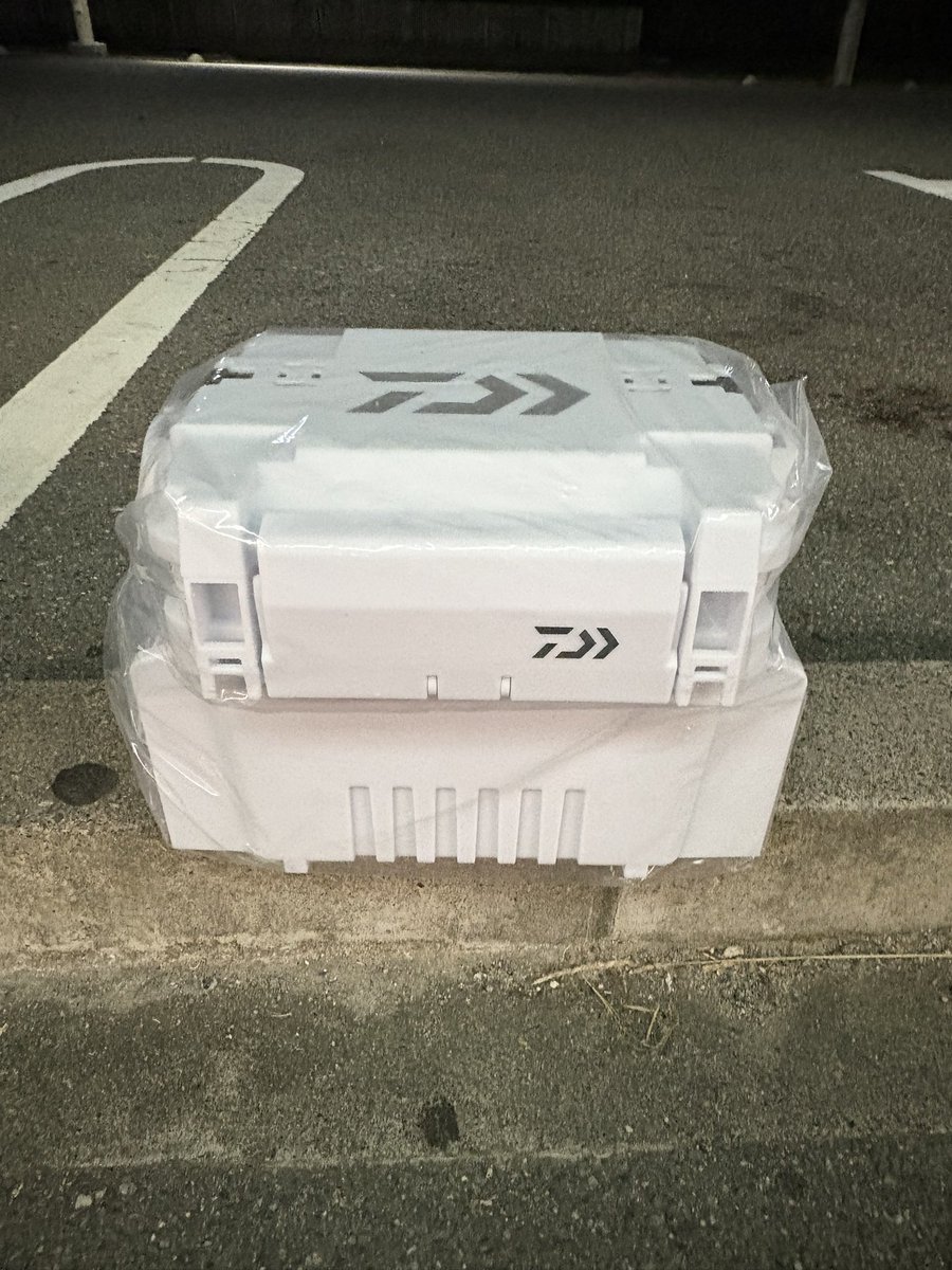 sayaminichip's tweet image. メバル釣り終わり寒くなったのでコーヒーを買いにファミリーマートいわき永崎海岸店に寄りました。
念願のチョコサプは買えただけで嬉しくて、釣具ガチャがありミニチュアだと思ってひいたらダイワのタックルボックス当たったよ🩷
うれしすぎ!!