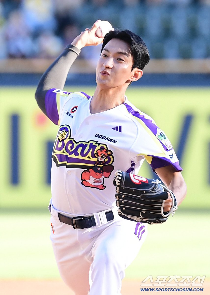 What a beautiful day for such an astonishing moment! 🫶🏻

#DKBackForDoosan
#승요로돌아온_두산시구_이도겸