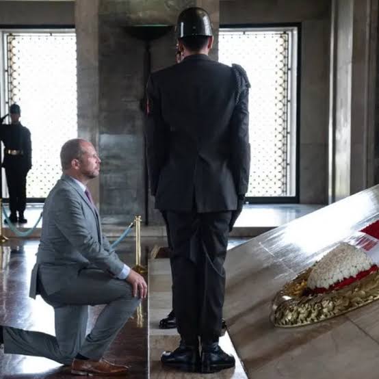 Atatürk'e duyulan sevgi, saygı,
bitmiyor  çığ gibi büyüyor.
"Francken, ayrıca Mustafa Kemal Atatürk'ün "dünya çapında nesillere ilham vermeye devam ettiğini" ifade
Etmesi, Atatürk'ü olmayacak adamlarla Kanal, Kanal, gezip kıyaslama yapanlara güzel cevap kapak olmuş.