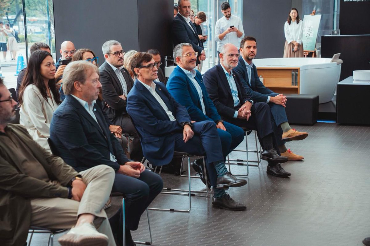 govern's tweet image. 📸 El president @salvadorilla ha visitat les instal·lacions de Roca Galleries per conèixer els espais d’exposició dels productes i les col·leccions de Roca a Pequín.
