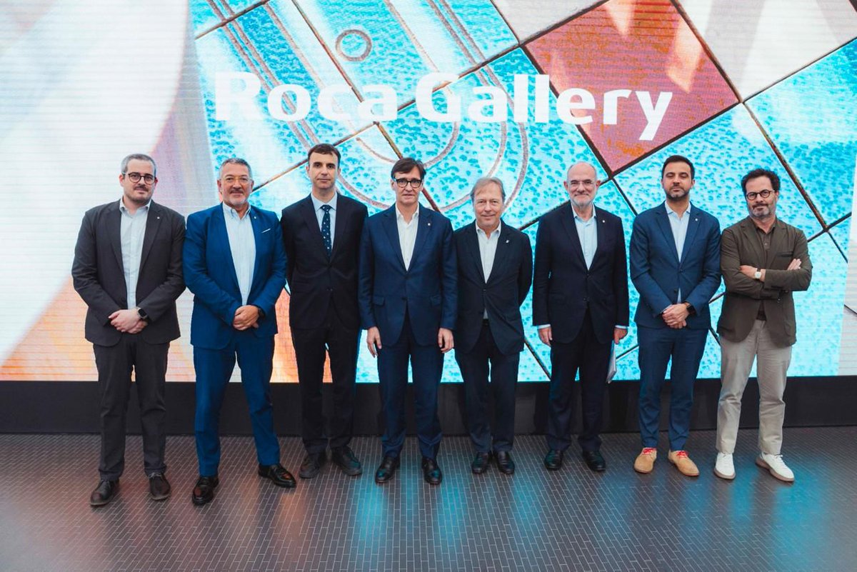 govern's tweet image. 📸 El president @salvadorilla ha visitat les instal·lacions de Roca Galleries per conèixer els espais d’exposició dels productes i les col·leccions de Roca a Pequín.