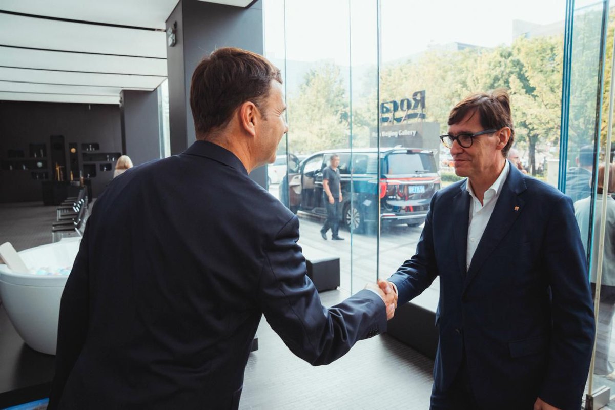 govern's tweet image. 📸 El president @salvadorilla ha visitat les instal·lacions de Roca Galleries per conèixer els espais d’exposició dels productes i les col·leccions de Roca a Pequín.