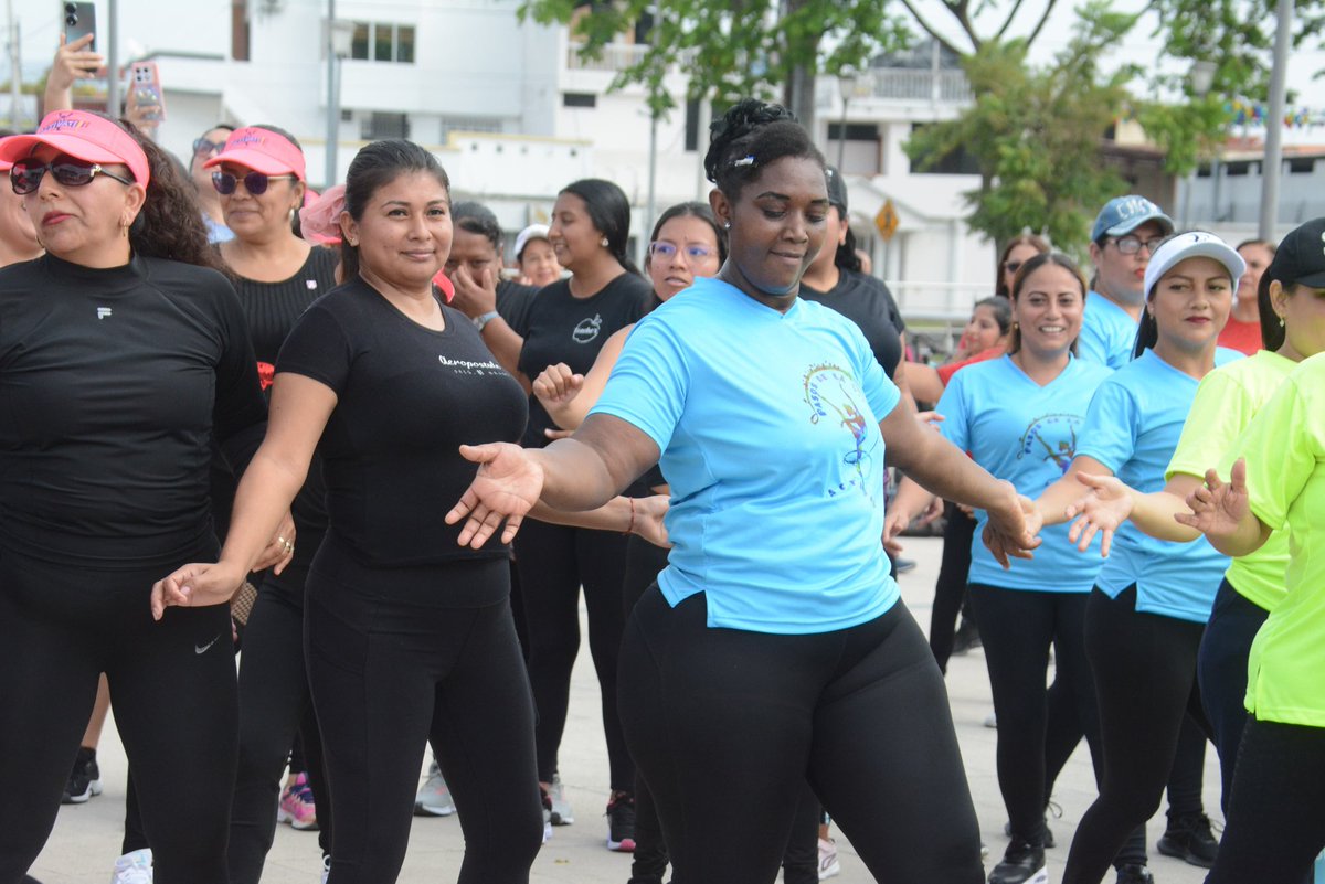 DeporteDZ4's tweet photo. Instructores del Servicio #Actívate de @DeporteEc, ponen en movimiento a los ciudadanos que celebran El Día del Deporte Ecuatoriano, en el Parque  La Rotonda de la capital manabita. 🕺🏻🏃🏻🏃🏻‍♀️💪🏻

#ElNuevoEcuador 🇪🇨 https://t.co/qrVNPb6vlP