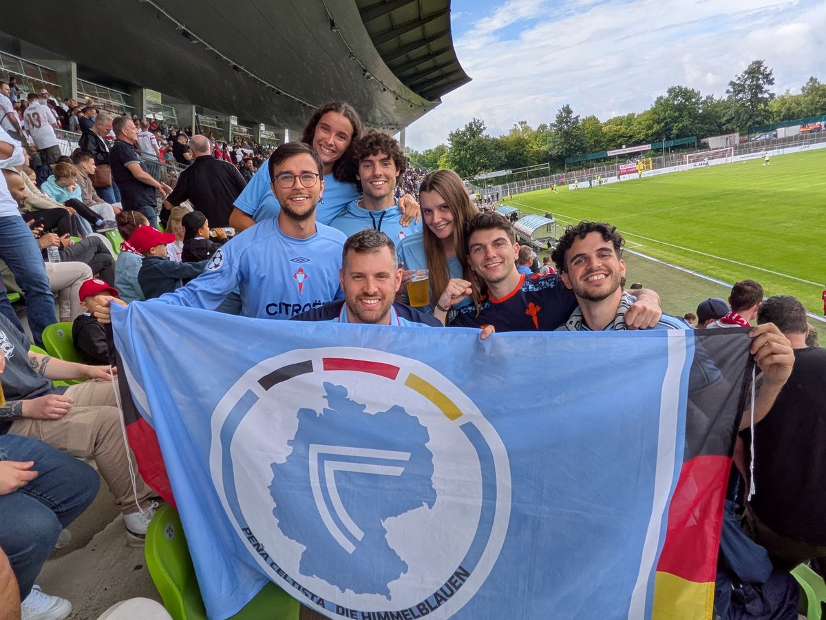 PCHimmelblauen's tweet photo. Hala Celta! Miembros de la peña celtista alemana apoyan al @RCCelta frente al @VfB Stuttgart #VfBCelta #CeltistasenAlemania https://t.co/HScWDFwgHG
