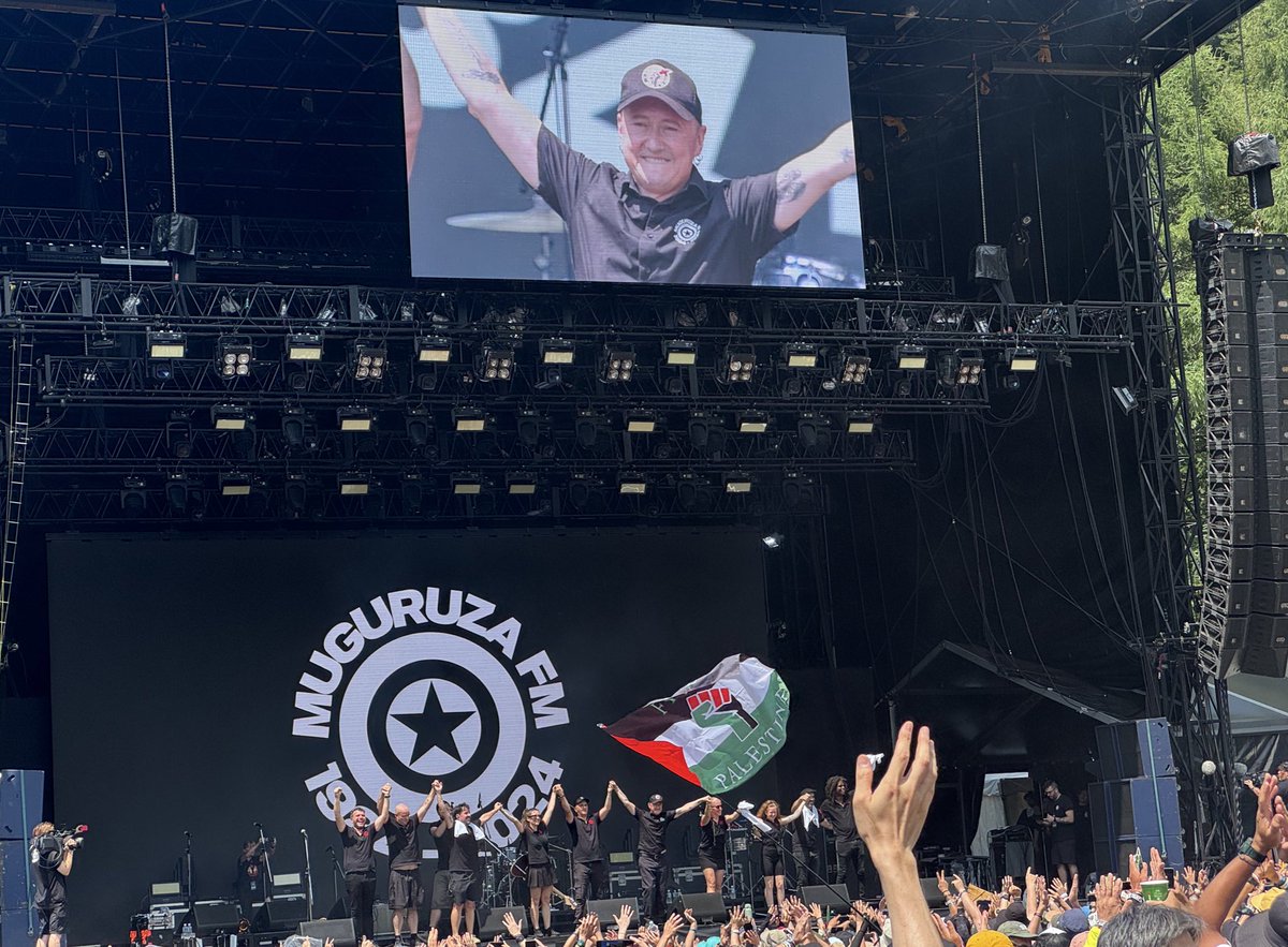 🇯🇵| Gaur <a href="/muguruzafm/">Fermin Muguruza</a> milaka lagunen aurrean aritu da Naeban, bigarren egunez jarraian, <a href="/fujirock_jp/">FUJI ROCK FESTIVAL</a> jaialdi ezagunaren baitan. Aurreko egunean Tokyon jo zuen.

Deigarria da zein oihartzun gutxi ematen zaion euskal komunikabideetan.

Ai, beste artista bat balitz... 👇🏼