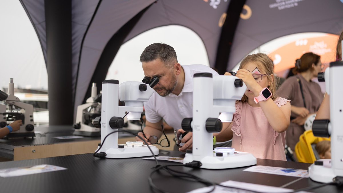 MNiSW_GOV__PL's tweet image. Nauka jest nieodłącznym elementem tegorocznej edycji Lata z Radiem! 🧬🧪📻
Inspirujemy, popularyzujemy i zaciekawiamy - młodszych i starszych. Dziś w Giżycku uczestników pikniku odwiedził minister @MarcinKulasek.
Dziękujemy za wspólne eksperymenty, wiele uśmiechów i pytań. Do…