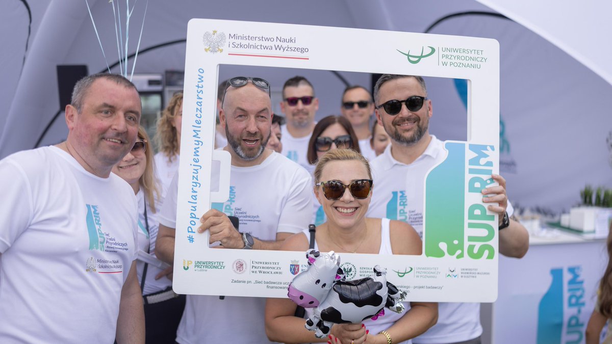 MNiSW_GOV__PL's tweet image. Nauka jest nieodłącznym elementem tegorocznej edycji Lata z Radiem! 🧬🧪📻
Inspirujemy, popularyzujemy i zaciekawiamy - młodszych i starszych. Dziś w Giżycku uczestników pikniku odwiedził minister @MarcinKulasek.
Dziękujemy za wspólne eksperymenty, wiele uśmiechów i pytań. Do…