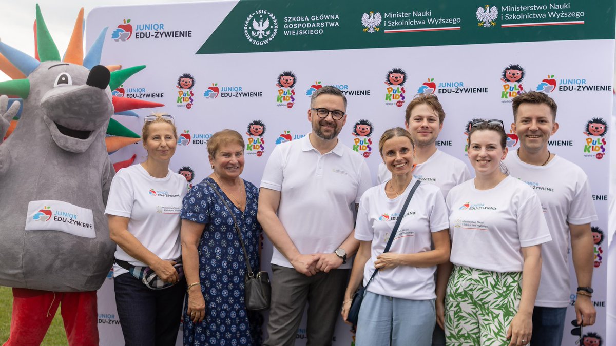 MNiSW_GOV__PL's tweet image. Nauka jest nieodłącznym elementem tegorocznej edycji Lata z Radiem! 🧬🧪📻
Inspirujemy, popularyzujemy i zaciekawiamy - młodszych i starszych. Dziś w Giżycku uczestników pikniku odwiedził minister @MarcinKulasek.
Dziękujemy za wspólne eksperymenty, wiele uśmiechów i pytań. Do…