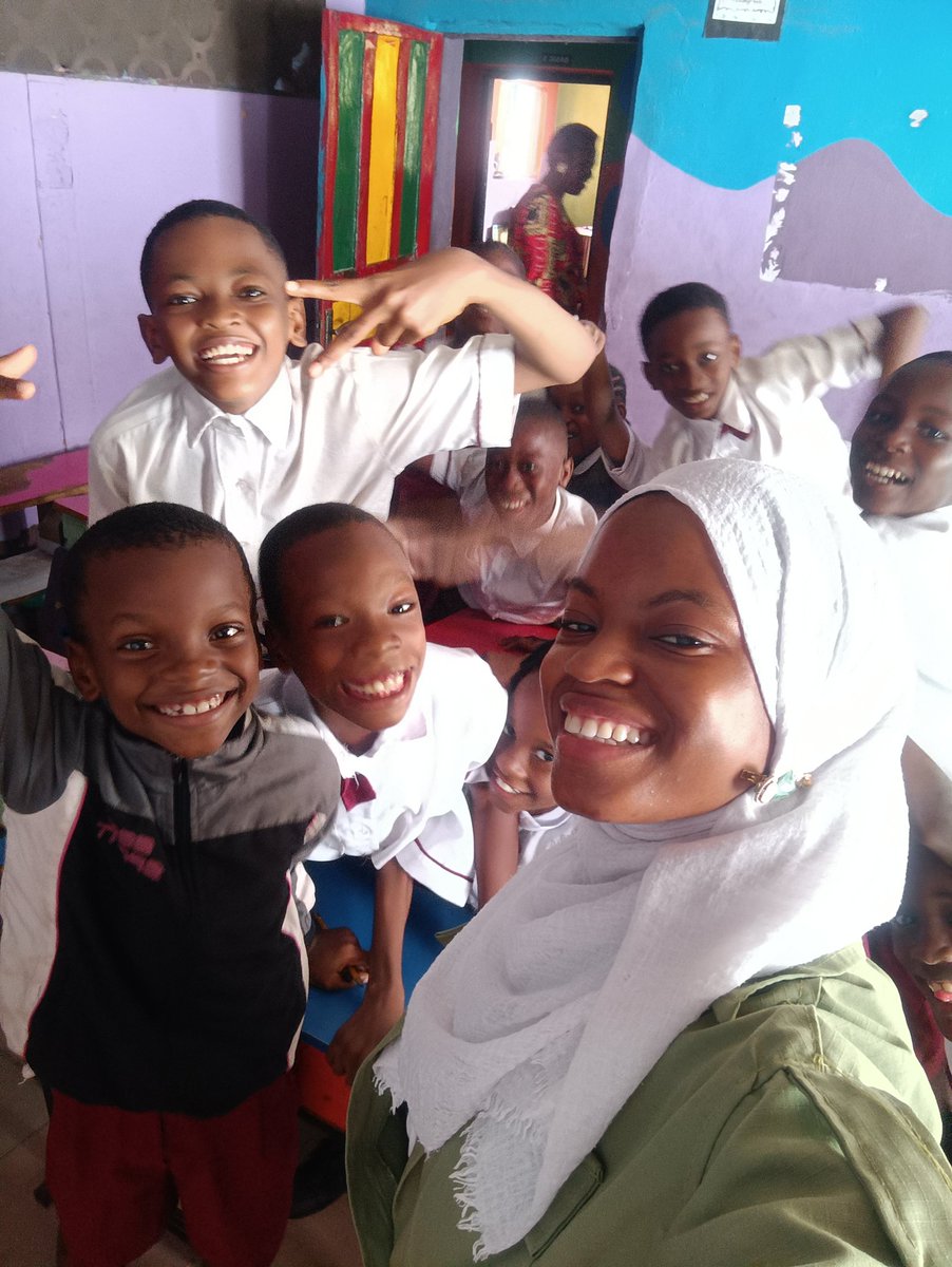 Rofeeade_'s tweet image. Personal Community Development Service (cds)? I was there.😍
Every Mondays, I spend one hour each teaching these amazing students about nutrition.
Last week, I finished my personal cds and got each of my students a customised water bottle.
Thanks to everyone that supported this.
