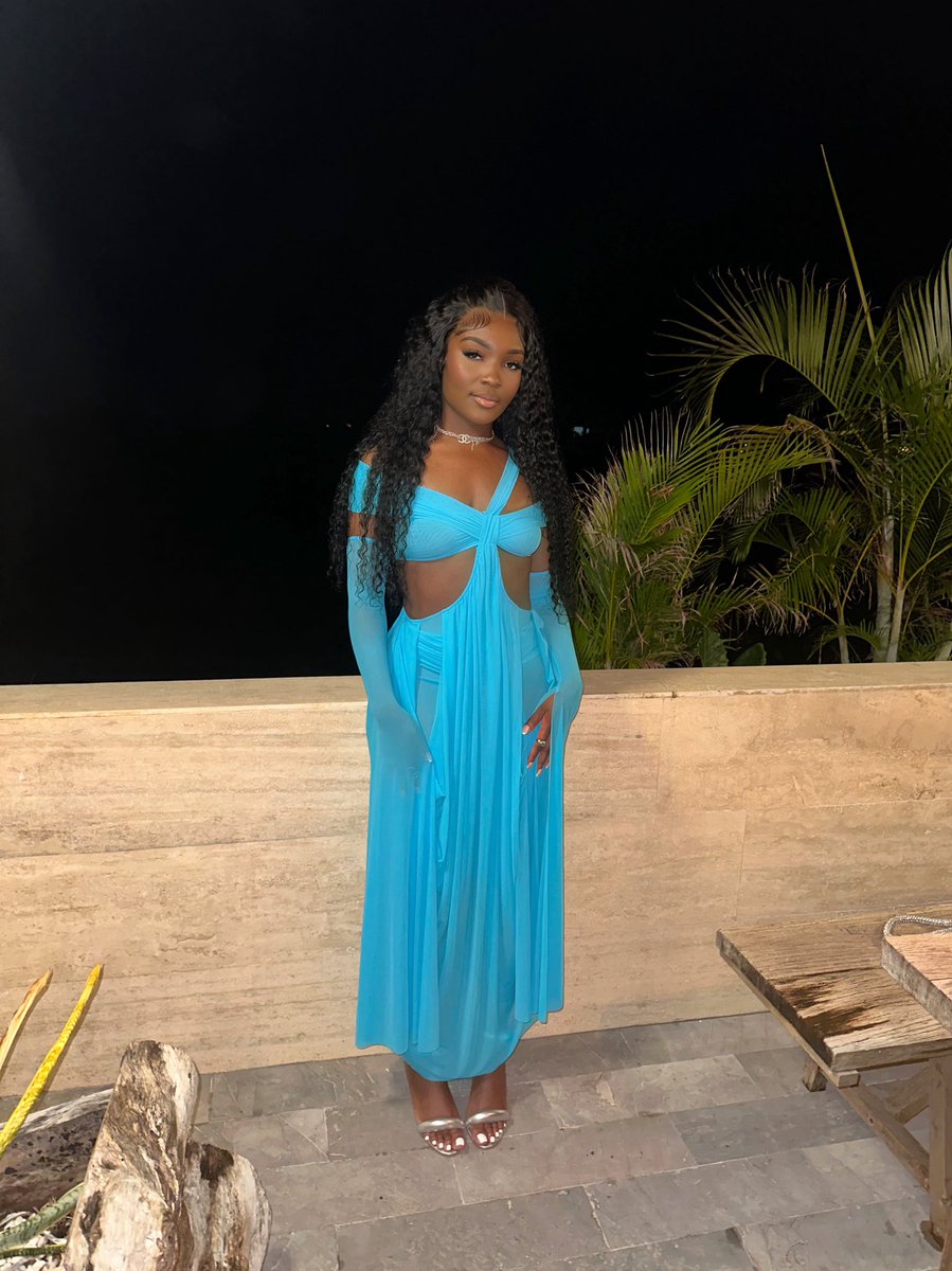 sidamodel's tweet image. Take me to paradise so you can enjoy two views🦋
