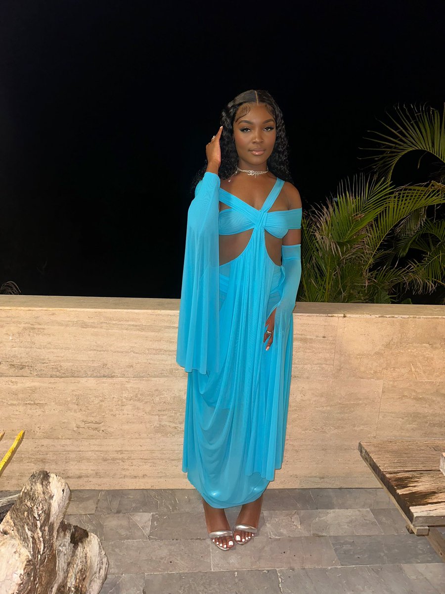 sidamodel's tweet image. Take me to paradise so you can enjoy two views🦋