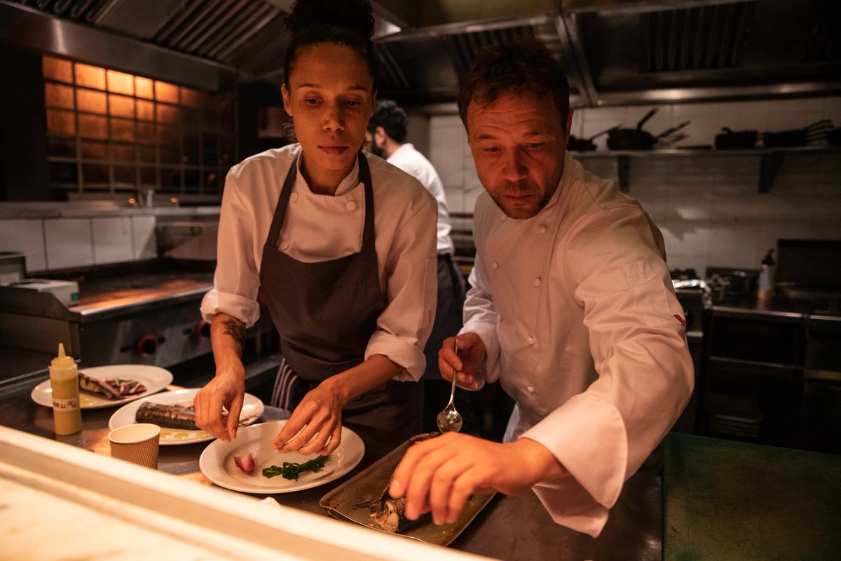 ElsaDanvers's tweet image. Avant The Bear, il y avait Boiling Point. Un court-métrage anglais devenu film devenu mini-série.
Le film est tourné en plan séquence et retrace une partie d'un shift dans un grand restaurant où les tensions montent. La série nous montre la suite. Un gros coup de cœur.