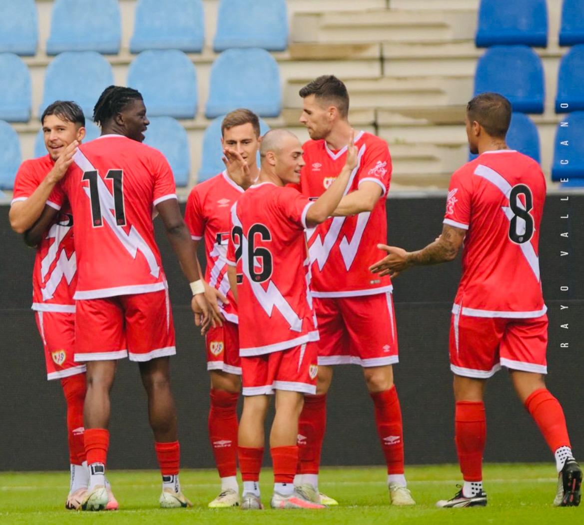 AS_MMartin's tweet image. 🖐️Manita del Rayo con goles de @oscar8trejo, Nteka, De Frutos, Pedro Díaz y @Etienneep10
⚡Todo un festín goleador donde el canterano Samu Becerra ha vuelto a destacar con dos asistencias
⚽El equipo lleva una victoria y un empate esta pretemporada y deja muy buenas sensaciones