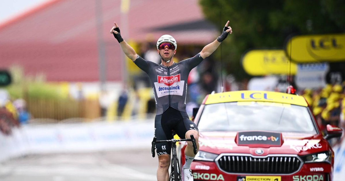 TribunaExpresso's tweet image. Kaden Groves pediu emprestado o espírito de Mathieu van der Poel e venceu em solitário a escorregadia penúltima etapa do Tour de France tribuna.expresso.pt/ciclismo/2025-…