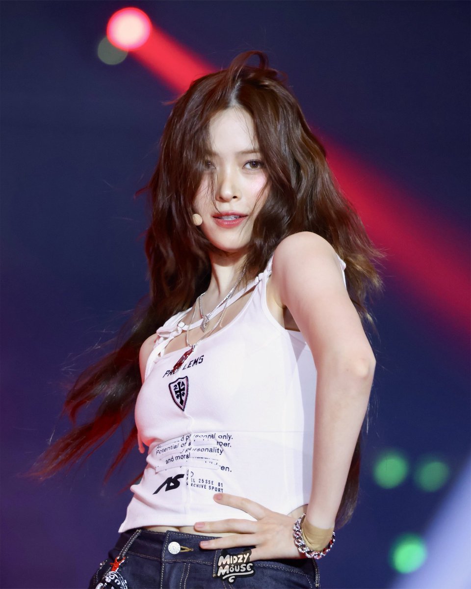 RyujinBR's tweet image. 📸 | 26.07.25 - Ryujin durante o SBS Gayo Daejeon Summer 2025.
#RYUJIN #류진 #ITZY @ITZYofficial
cr. MidzyMouse