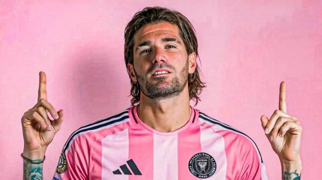ElInmortal____'s tweet image. Cristiano Ronaldo se fue a Arabia y le siguió una constelación de estrellas para rivalizar con él.
Messi se fue a EEUU y solo
le siguieron sus amigos para hacerle baño y masaje.
Es la diferencia entre ser influyente o un dictador.