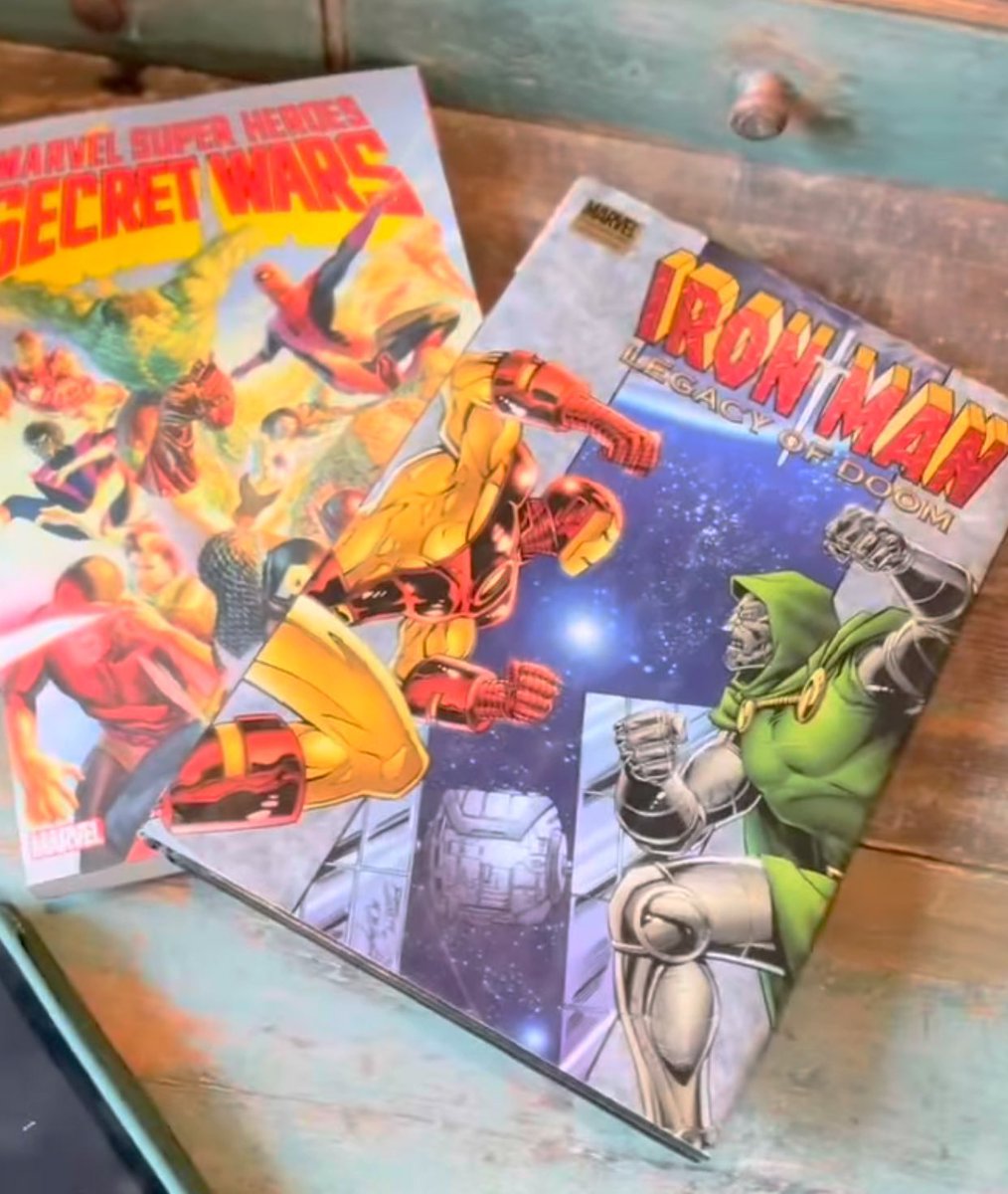 HablemosdecineX's tweet image. ROBERT DOWNEY JR NOS SUBE NUEVAS FOTOS DEL SET DE AVENGERS DOOMSDAY, CON SU TREMENDA LECTURA!!!!😨🔥

Me vuelvo loco si meten cositas de la primera Secret Wars, en esta adaptación