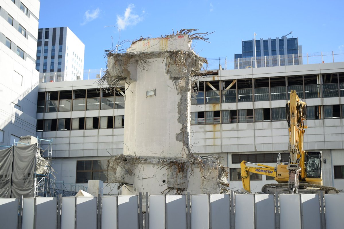PZwiooLvmPyKG3k's tweet image. 広島駅北側のトミカな立体ループ駐車場。かなり解体が進みましたわ。もう、元の形は分かりませんね…