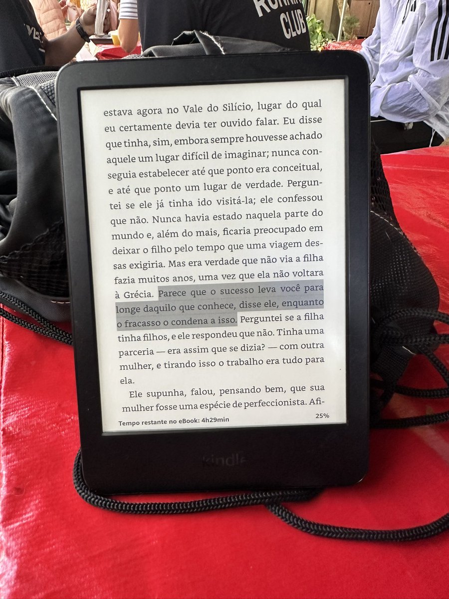 laramaximo_'s tweet image. “O sucesso leva você para longe daquilo que conhece, enquanto o fracasso o condena a isso.”

Livro: Esboço, da Rachel Cusk

Estou amando essa leitura!