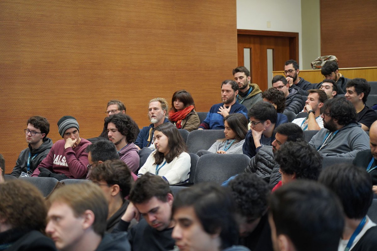 Fisica_UBA's tweet image. Horacio Casini, Juan Maldacena, Tadashi Takayanagi y Edward Witten discutiendo temas de frontera de física teórica en el cierre de la Escuela Giambiagi 2025.
¿Cuáles son las pistas hacia la gravedad cuántica? ¿Qué nos dicen sobre ella los agujeros negros? ¿Cuál es el estatus de…