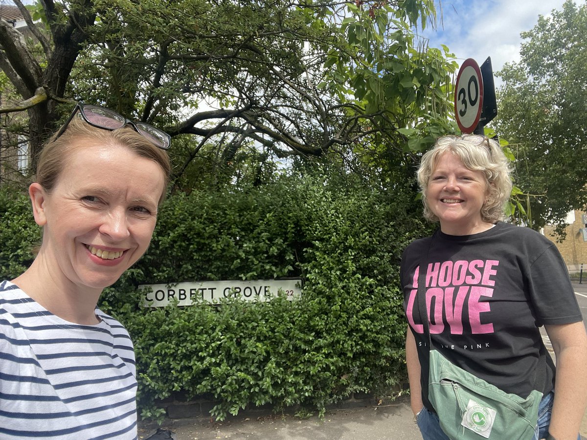 ekarkell's tweet image. Thanks to everyone who spoke to us on the #LabourDoorstep in Bounds Green this morning 🌹
I’ll be in touch with residents with updates about:
🚗 parking
🌳 overgrown trees
🗑️ bins &
⚡️ broken electric sockets