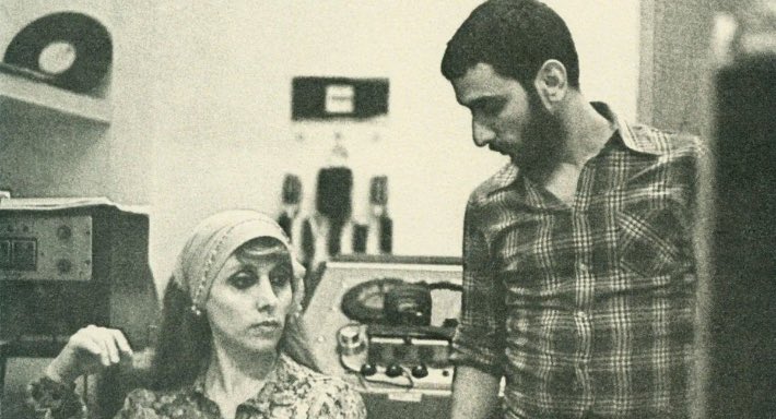 ibzzaz's tweet image. اليوم رحل،
رجلٌ خبّأ نفسه خلف البيانو،
وجعلنا نبحث عنه في صوت أمّه،
وفي جملته الساخرة،
وفي الفراغ بين نغمتين.
وداعًا زياد،
لن نعرفك يومًا كما كنت،
لكننا سنظل نصغي إلى صوتها…
علّنا نسمعك بين الكلمات.
وفي النهاية،
كما قالتها فيروز يومًا:
"دايمًا بالآخر… في آخر، في وقت فراق."