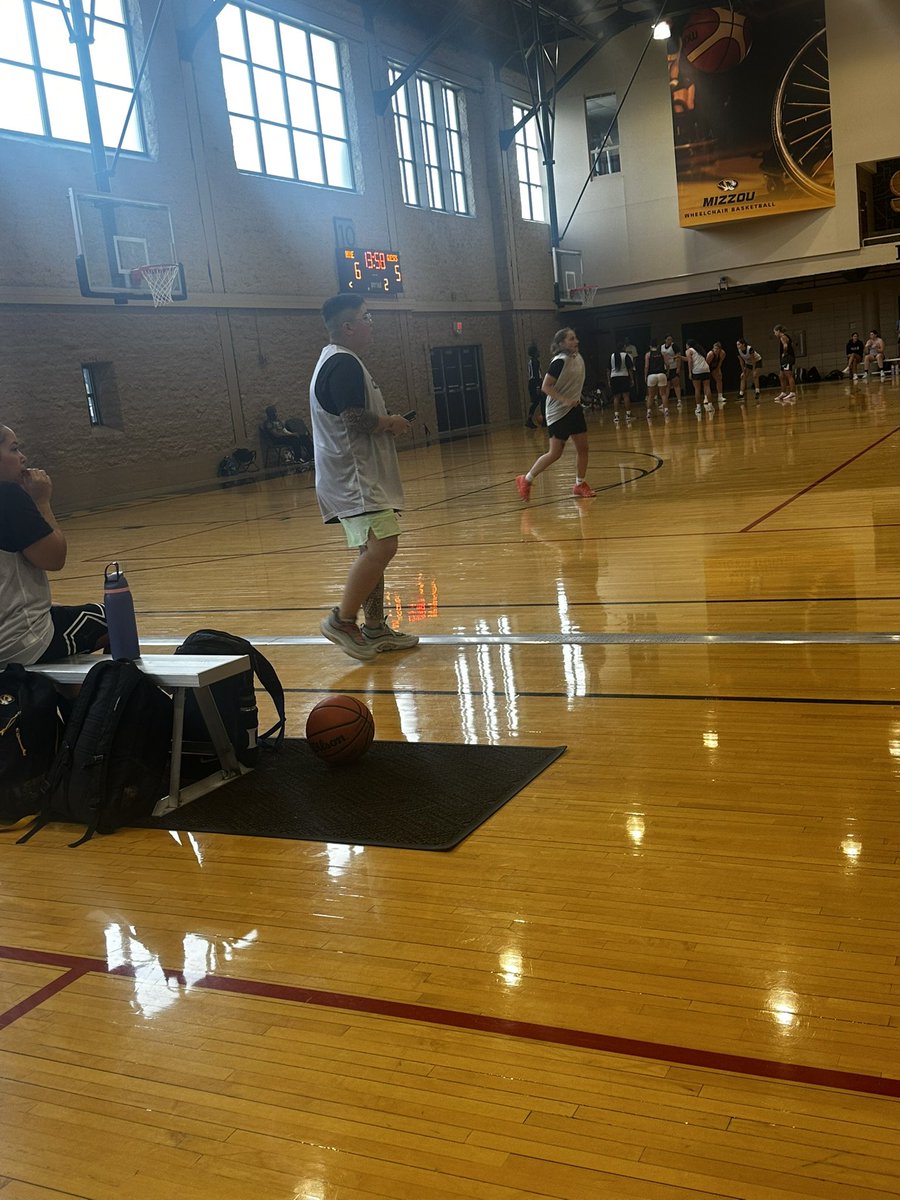 Stephens_BB's tweet image. Coach Misty 🏀🤩🤩🤩. Show Me State coaching! @StephensStars