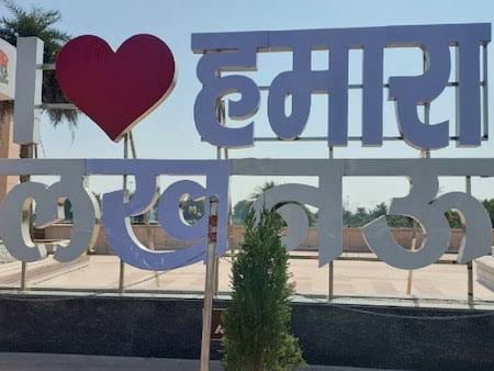 #लखनऊ 

क्या आप कभी ऐसे शहर गये हैं ?
जहां पुराने इलाक़ों में गश्त करती है पतंगें 
तेज़ाबी माँझे पर सवार !
जहां नापी जाती हो दशहरी आम की मिठास
बाग़वान के मिज़ाज के साथ !
जहां पकतीं हो टुंडे के कबाब वाली गली में बाजपेयी पूरियाँ !

जहां चिकनकारी पर किया जाता हो तहज़ीब का काम !
जहां