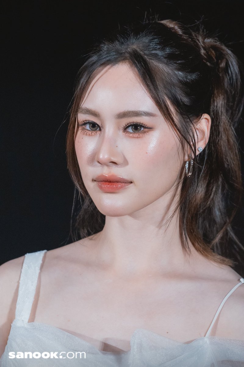 Sanook's tweet image. มิ้นท์ ธิฌาน์ สาวสวยน้องใหม่ออร่าจับ ในงาน "บุหงาหมื่นภมร Enigma Black Stage First Screening" ชวนแฟน ๆ ดูตอนแรกซีรีส์ "บุหงาหมื่นภมร ENIGMA BLACK STAGE'
📎vt.tiktok.com/ZSSNjUEEW/
#EnigmaBlackStageEP1
#EnigmaBlackStage
#mintthisharr #มิ้นท์ธิฌาน์
#sanook