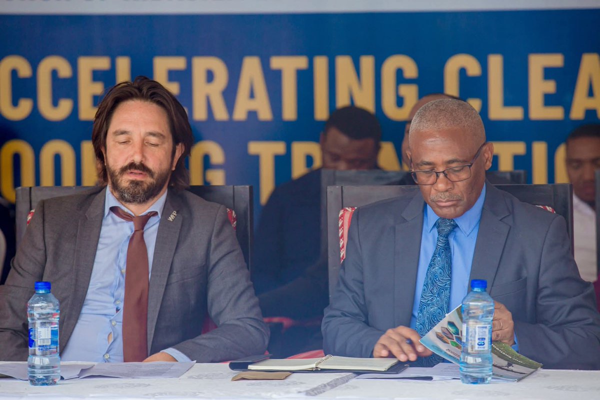 urtupdates's tweet image. Naibu Katibu Mkuu (Mazingira) Ofisi ya Makamu wa Rais, Prof. Peter Msoffe amesema miradi ya nishati safi ina umuhimu katika kukabiliana na mabadiliko ya tabianchi yanayotokana na ukataji wa miti.
Amesema hayo wakati wa hafla ya Uzinduzi wa Jiko la Mfano (model cooking school…