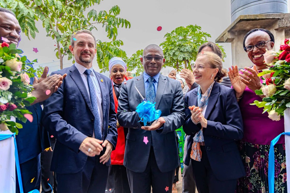 urtupdates's tweet image. Naibu Katibu Mkuu (Mazingira) Ofisi ya Makamu wa Rais, Prof. Peter Msoffe amesema miradi ya nishati safi ina umuhimu katika kukabiliana na mabadiliko ya tabianchi yanayotokana na ukataji wa miti.
Amesema hayo wakati wa hafla ya Uzinduzi wa Jiko la Mfano (model cooking school…