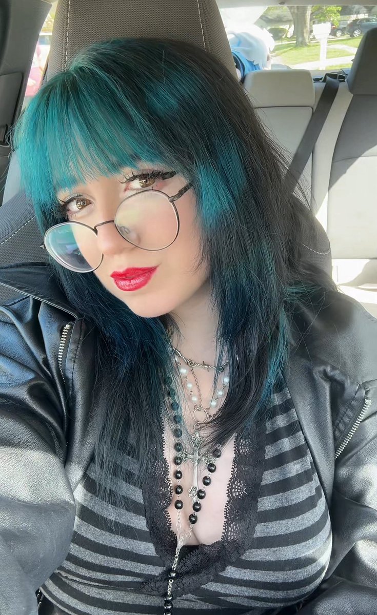 VanityUwU's tweet image. Dyed my hair last night!!! IM BLUE !!!!!! ALSO SEEING ADO TONIGHT LFGGGGG