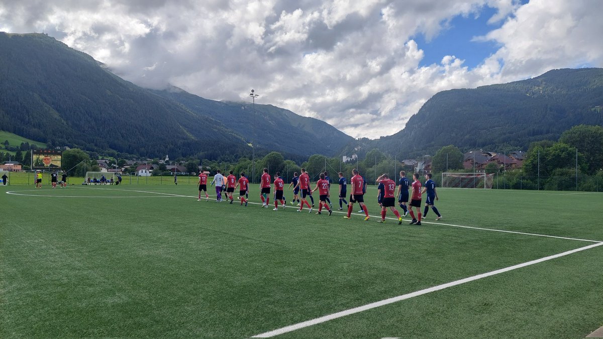 Wedstrijd 2 van de vakantie. De lokale derby tussen Mauterndorf en St. Michael voor de lokale beker. Heerlijk voetbalweer tussen de bergen in Lungau. Geweldige plek voor ground nr. 350. Met op de achtergrond Burg Mauterndorf.  <a href="/FutbologyBENL/">Futbology 🇧🇪 🇳🇱</a>