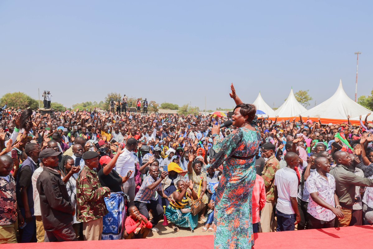 JohnMbadiN's tweet image. Joined fellow leaders led by DP @KindikiKithure at Ong'er Grounds in Nyatike, Migori County for economic empowerment engagement. Organised by Migori Woman Rep Fatuma Mohammed, the financial pool which raised Ksh10M targets to benefit over 100 Nyatike local women groups.