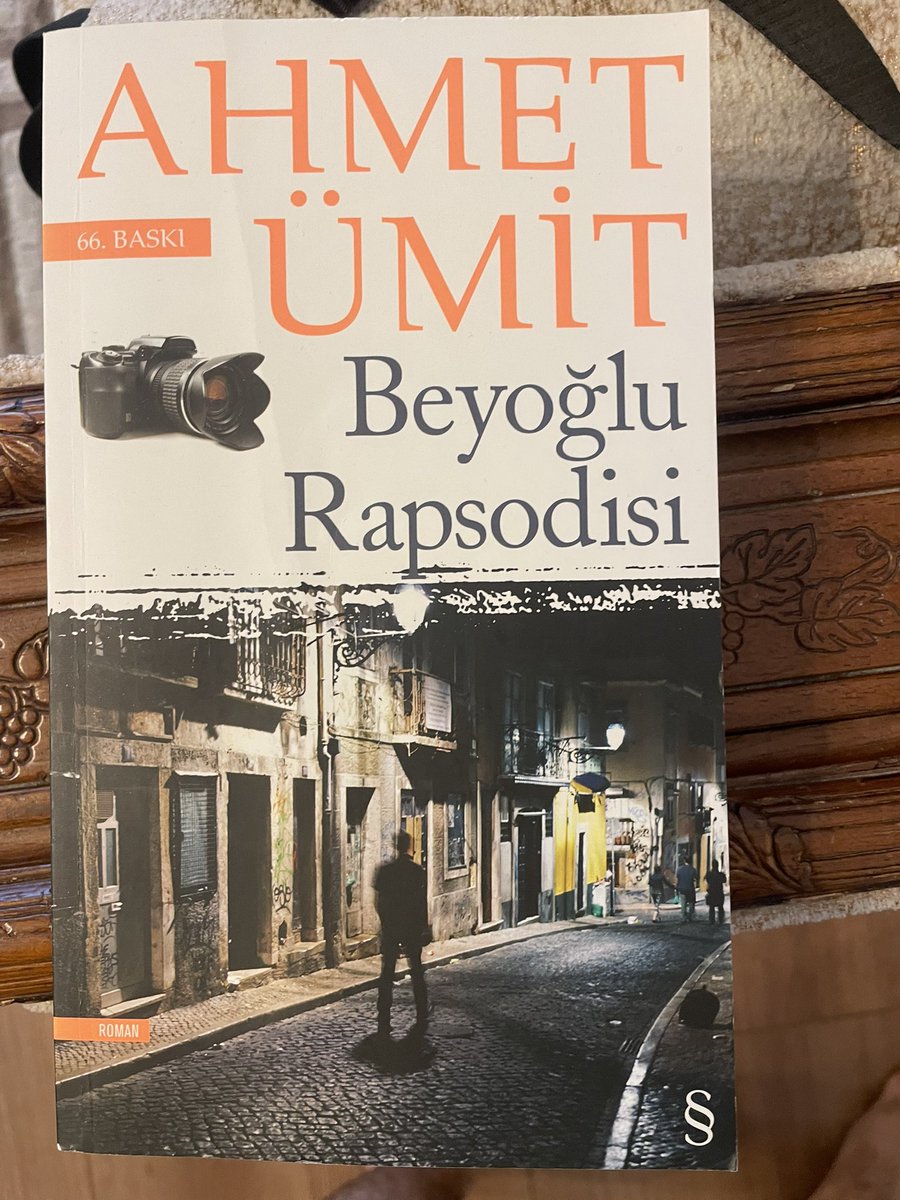 MuhammedYazicii's tweet image. Hikaye çok sıradan, kurgu çok zayıf polisiye kısmı tam bir klişe.
Bir polisiye romanı nasıl sonuca dair merak uyandırmaz? Çünkü sonucu kestirmek çok kolay. 
Fakat beyoğlu sokaklarında gezdiriyor hatta sevdiriyor da. Beyoğlu tarihini anlattığı yerler, hikayeye iyi yedirilmemiş.…