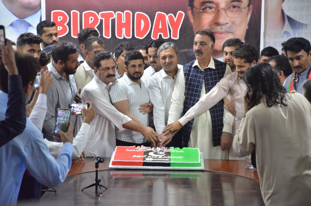 PPP_Org's tweet image. پیپلزپارٹی سینٹرل سیکریٹریٹ کے زیرِاہتمام مورخہ 26 جولائی 2025 کو سینٹرل سیکریٹریٹ میں صدر پاکستان جناب آصف علی زرداری کی سالگرہ کی تقریب کا انعقاد کیا گیا۔ مہمانِ خصوصی سیکرٹری جنرل (PPPP) سید نیئرحسین بخاری نے پارٹی رہنماؤں اور جیالوں کے ہمراہ سالگرہ کا کیک کاٹا۔
