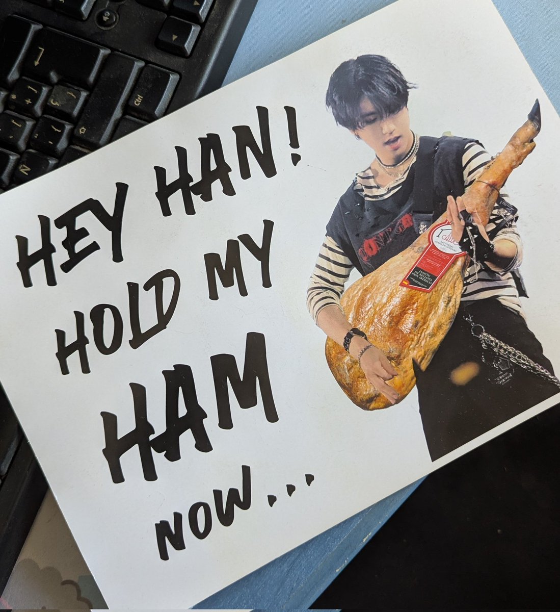 loreneas_art's tweet image. Supongo que ya tenía el cupo lleno, pero jo, Han pasó por delante en el soundcheck y no conseguí que noticeara la guitarra jamonera