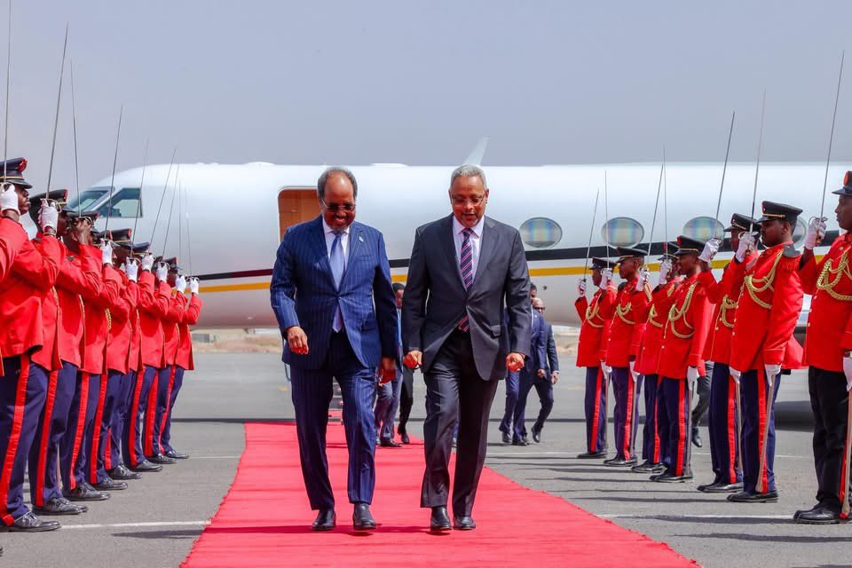 LiveDjib's tweet image. Le Président somalien en visite officielle à Djibouti
Ce samedi 26 juillet 2025, Son Excellence Dr. Hassan Sheikh Mohamoud, Président de la République fédérale de Somalie est arrive á djibouti dans le cadre d’une visite officielle de 24 heures consacrée au renforcement des…