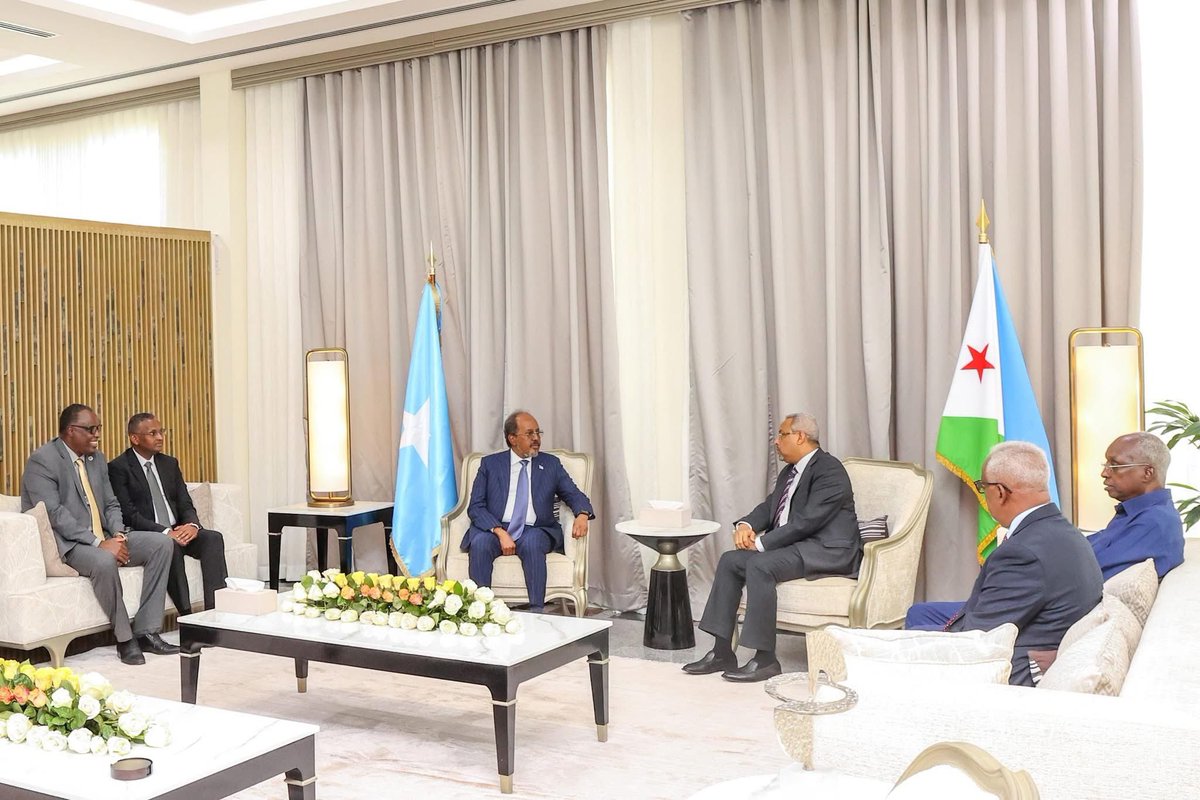 LiveDjib's tweet image. Le Président somalien en visite officielle à Djibouti
Ce samedi 26 juillet 2025, Son Excellence Dr. Hassan Sheikh Mohamoud, Président de la République fédérale de Somalie est arrive á djibouti dans le cadre d’une visite officielle de 24 heures consacrée au renforcement des…