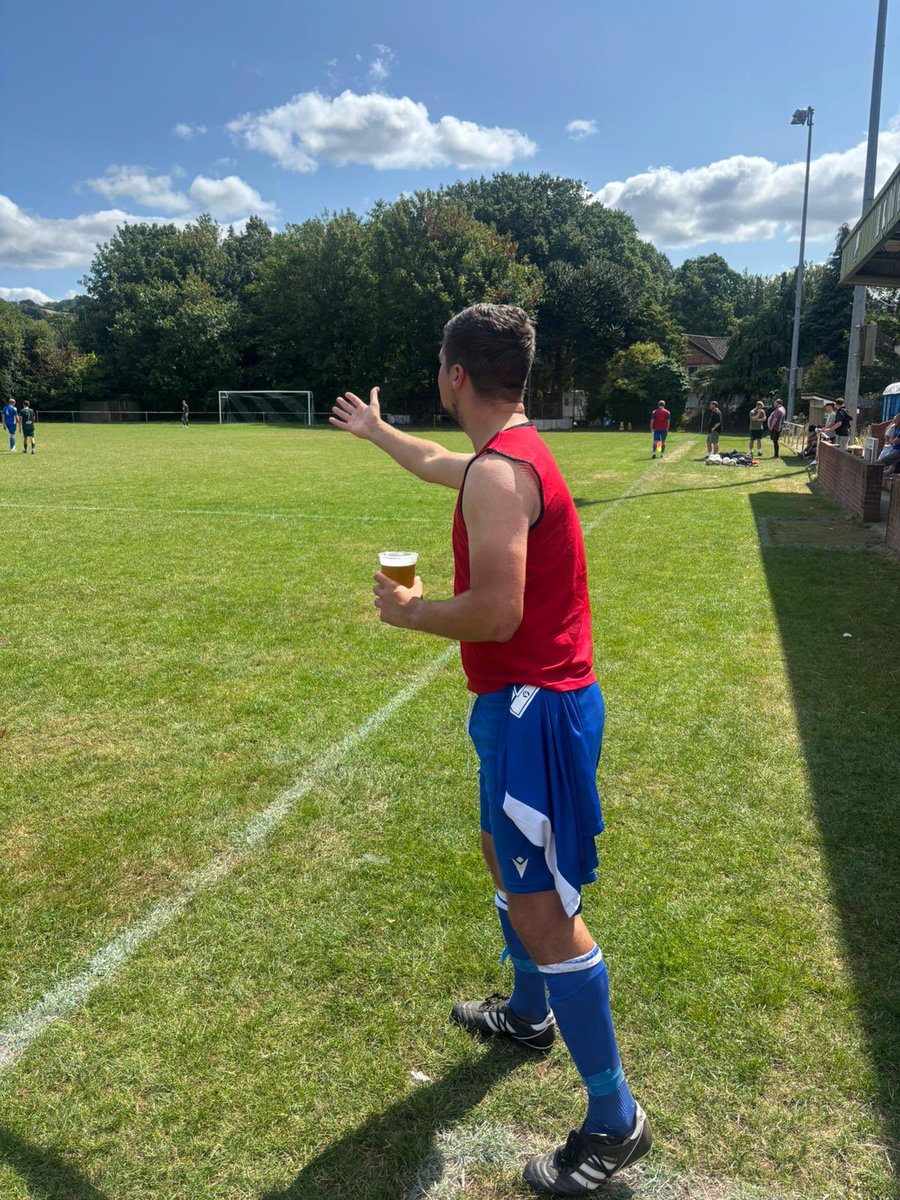 ✍️✍️Next re signing setting the example to the younger squad members during today’s game at Elmore