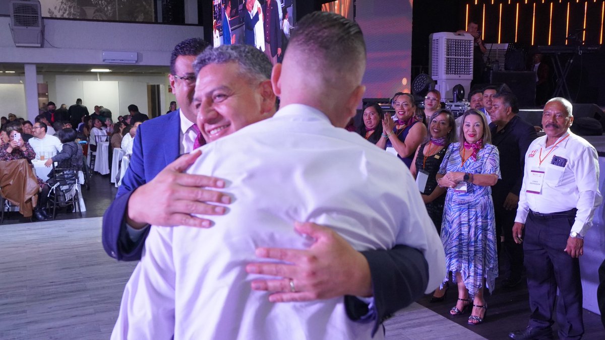 Javier Tapia Santoyo (@javiertapias_mx) on Twitter photo 🙌🏻 En representación de nuestro Director General <a href="/ArturoReyesS_/">Arturo Reyes Sandoval</a> y en el marco de la celebración del #DíadelEmpleadoFederal festejamos a nuestros Administrativos, al Personal de Apoyo y Asistencia a la Educación de la <a href="/secc11cdmx/">Sección 11 SNTE CDMX</a> en donde hubo regalos, 🎁 que son una pequeña 🙌🏻 En representación de nuestro Director General <a href="/ArturoReyesS_/">Arturo Reyes Sandoval</a> y en el marco de la celebración del #DíadelEmpleadoFederal festejamos a nuestros Administrativos, al Personal de Apoyo y Asistencia a la Educación de la <a href="/secc11cdmx/">Sección 11 SNTE CDMX</a> en donde hubo regalos, 🎁 que son una pequeña