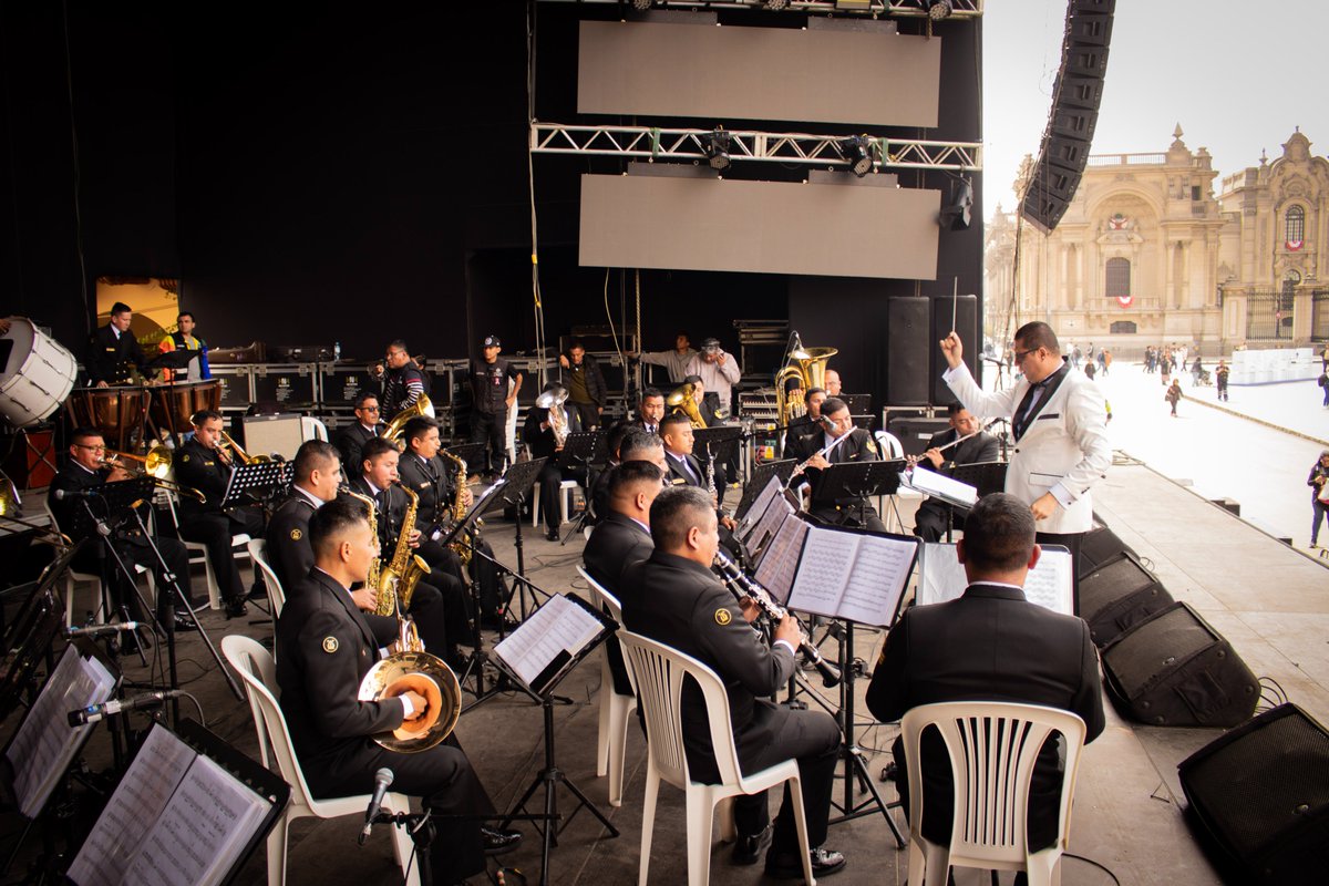 MuniLima's tweet image. Rendimos tributo a Miguel Grau con un concierto en el coraz贸n de Lima
La Plaza Mayor fue el escenario de este encuentro musical, protagonizado por la Banda Sinf贸nica de la Marina, quien interpret贸 marineras, festejos y piezas聽patri贸ticas.