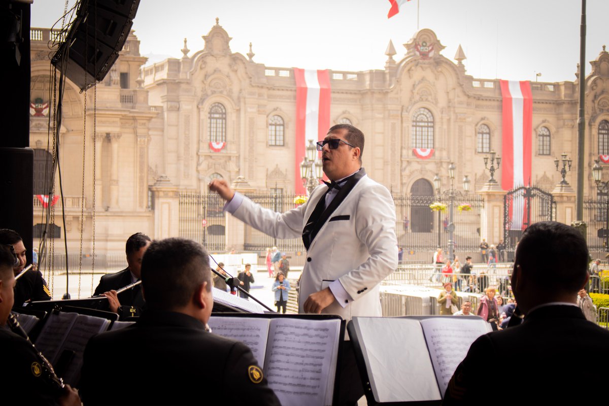 MuniLima's tweet image. Rendimos tributo a Miguel Grau con un concierto en el coraz贸n de Lima
La Plaza Mayor fue el escenario de este encuentro musical, protagonizado por la Banda Sinf贸nica de la Marina, quien interpret贸 marineras, festejos y piezas聽patri贸ticas.