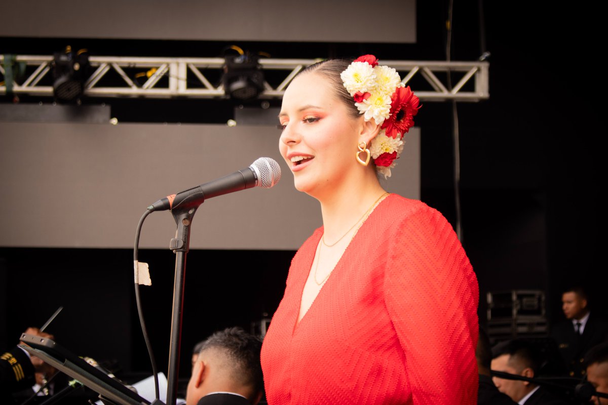 MuniLima's tweet image. Rendimos tributo a Miguel Grau con un concierto en el coraz贸n de Lima
La Plaza Mayor fue el escenario de este encuentro musical, protagonizado por la Banda Sinf贸nica de la Marina, quien interpret贸 marineras, festejos y piezas聽patri贸ticas.