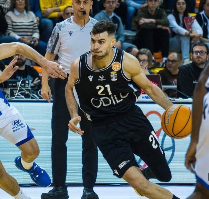 Alex_ReyesIB's tweet image. ⚪🔵 ALEX JORDÁ es el segundo fichaje del HLA Alicante.

El escolta alicantino procede del Grupo Caesa Seguros FC Cartagena BC.

Será su 3ª campaña en la categoría.

ℹ️ 9.1 puntos, 2.1 rebotes y 1.5 asistencias en 1ª FEB.

#PrimeraFEB